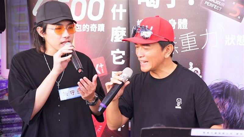 綜藝天王吳宗憲出手了!簽下「行走的CD」陳守恩。(圖/容易文創有限公司)