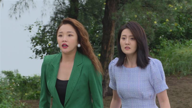  賴慧如(飾 蕭麗美)驚人現身,大喊「我是兇手!」,劇情瞬間反轉,右為顏曉筠。(圖/民視提供)