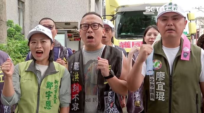 民進黨新北市議員鄭宇恩(左起)、「刻不容楷」領銜人阿翔、民進黨新北市議會黨團總召廖宜琨,高喊大罷免大成功。(圖/翻攝畫面)