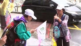 ▲罷團志工雨中催票，民眾比讚說一定會去投票。（圖／翻攝畫面）