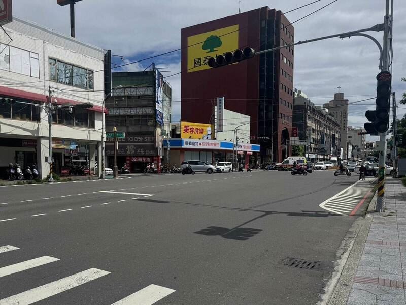 彰化市中山路上的號誌燈疑似跳掉異常,導致綠燈秒數過短。(圖/翻攝畫面)