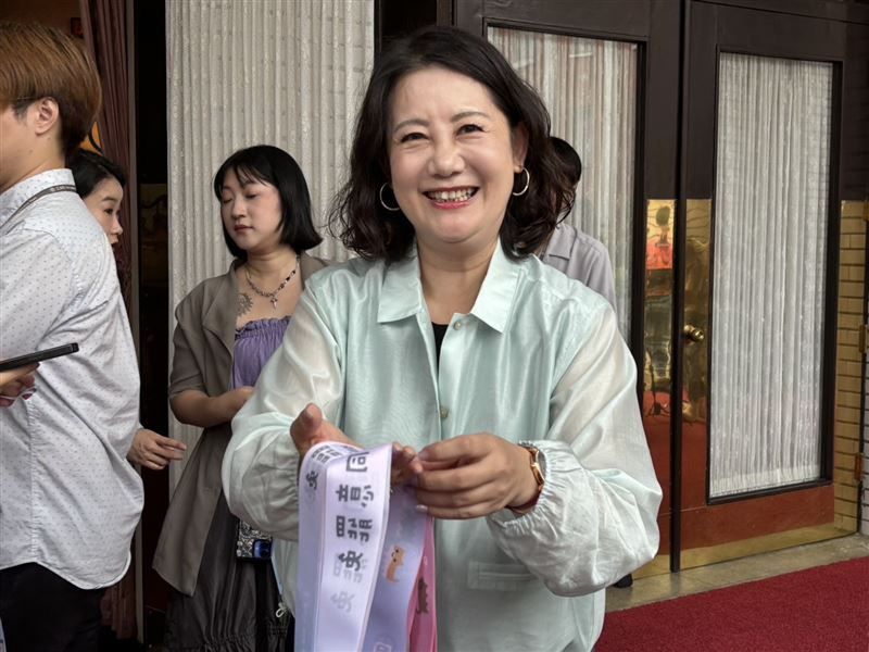 吳思瑤向在場媒體發送罷免飄帶,記者本人也和她拿了一條。(圖/翻攝畫面)