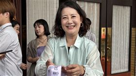 ▲吳思瑤也向在場媒體發送罷免飄帶（圖／翻攝畫面）