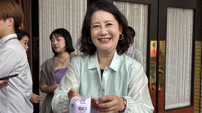 酸韓國瑜不中立！吳思瑤立院發罷免飄帶