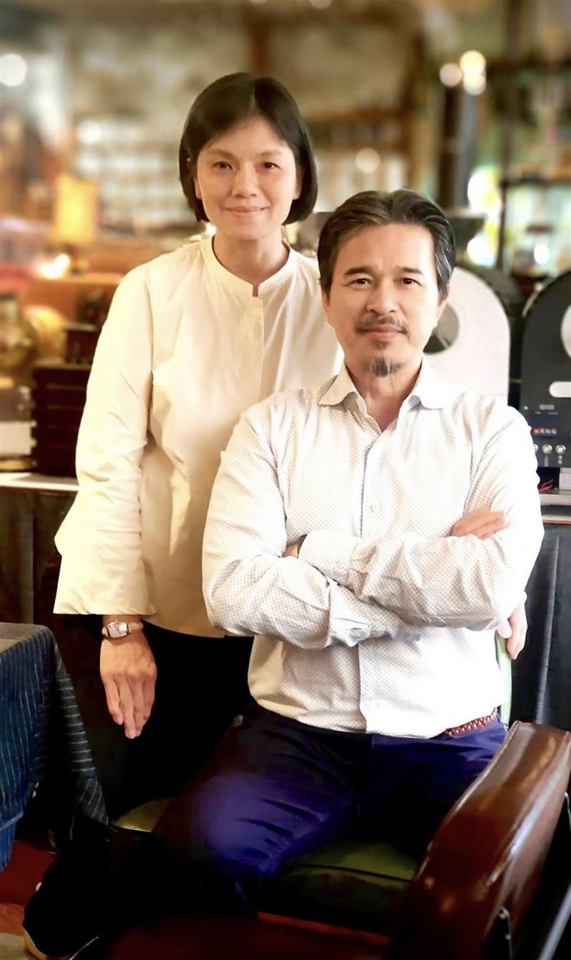 李興文(右)與老婆陳姝卉是初戀。(圖/翻攝自臉書)