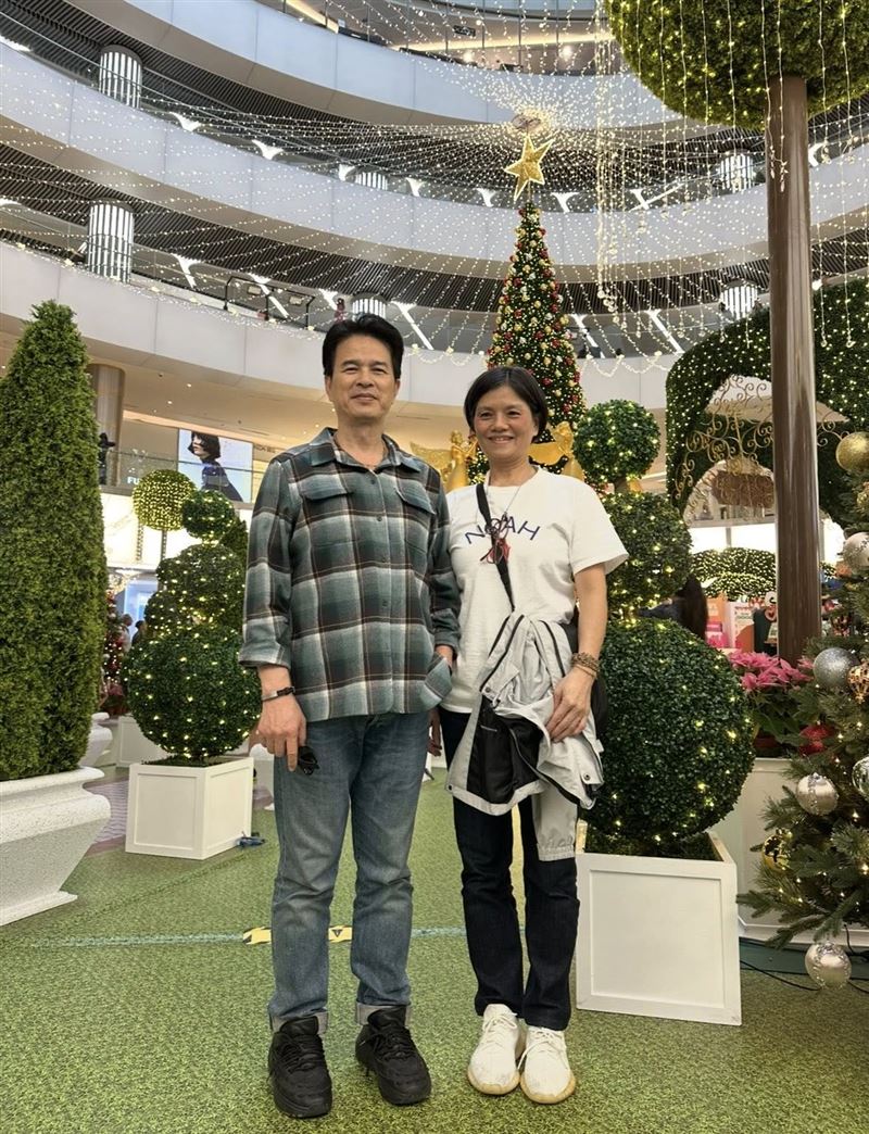 李興文(左)與老婆陳姝卉結婚32年仍經常曬恩愛。(圖/翻攝自臉書)