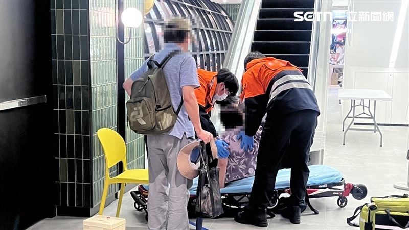 DREAM PLAZA 開幕首日,有民眾搭手扶梯不慎踩空摔倒,救護車到場救援。(圖/記者賴俊佑攝影)