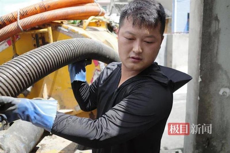 潘浩男大學畢業後曾試圖投入媒體產業,卻發現發展不易,最後選擇回家接手父親經營的糞管清理公司。(圖/翻攝極目新聞)