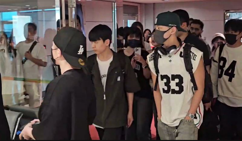 HOSHI、WOOZI來台,粉絲包圍