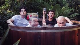 黃宣(前排右起)、草野大成、新田真劍佑(後排右起)和陳柏霖泡溫泉消除疲憊。（圖／《出去一下 WHAT A TRIP》提供）