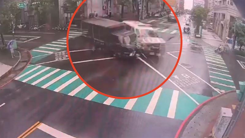 小貨車撞擊救護車瞬間。(圖/翻攝畫面)