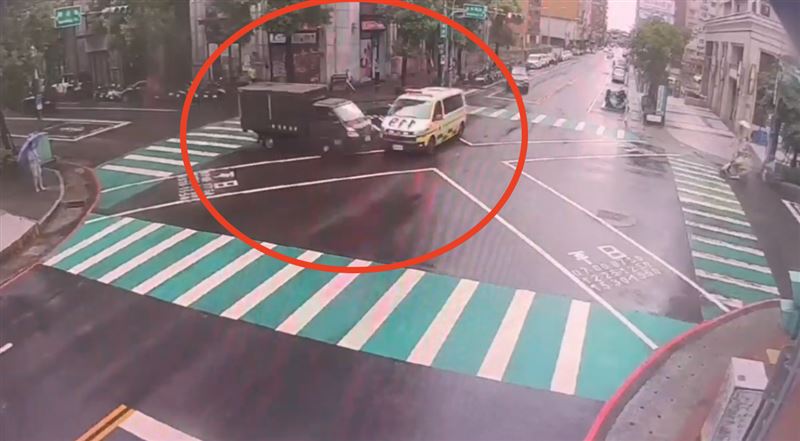 小貨車撞擊救護車瞬間。(圖/翻攝畫面)