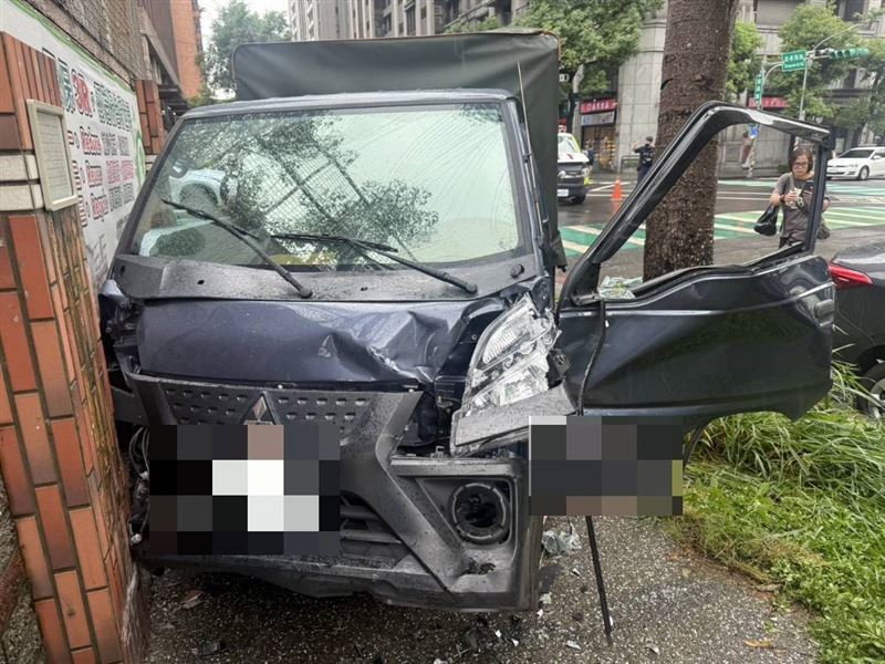 直行的小貨車未禮讓救護車,從側面撞擊。(圖/翻攝畫面)