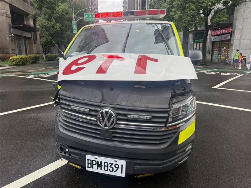 救護車車頭遭撞擊,原本協助1人送醫,最後變3人送醫。(圖/翻攝畫面)
