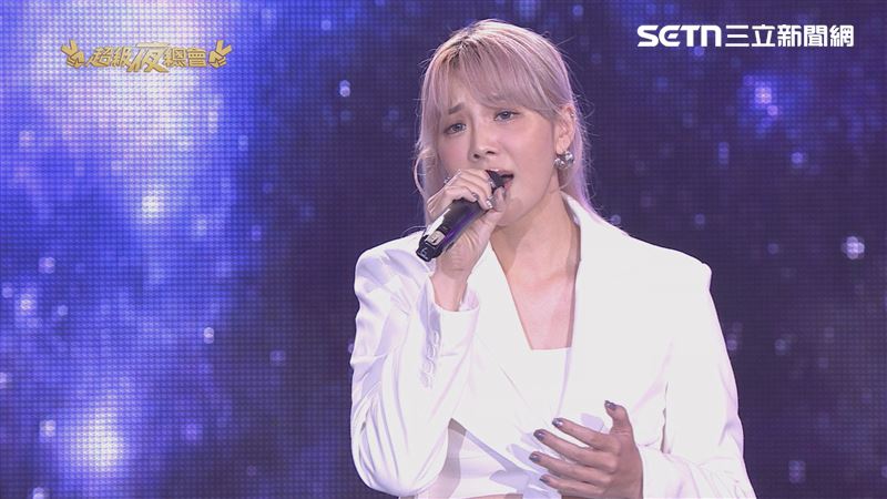 郭婷筠演唱張秀卿名曲《辣妹駕到》。(圖/超級夜總會)