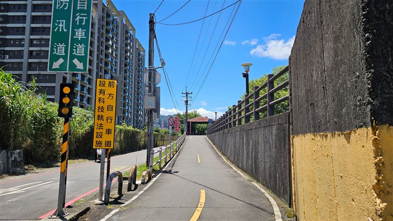 增設5處科技執法設備包含汐止草濫溪抽水站旁自行車道。(圖/新北市政府高灘地工程管理處提供)