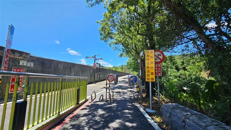 汐止大坑溪自行車道入口增設科技執法。(圖/新北市政府高灘地工程管理處提供)