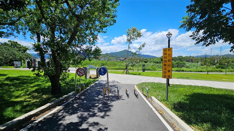 新店親情籃球場-往小碧潭方向入口增設科技執法。(圖/新北市政府高灘地工程管理處提供)