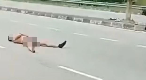 馬來西亞街頭驚見一名華裔男子,宛如喪屍般幾乎全裸躺在馬路中央,甚至徒手挖起地上的泥土吞食,最後不幸暴斃。(圖/翻攝自中國報)