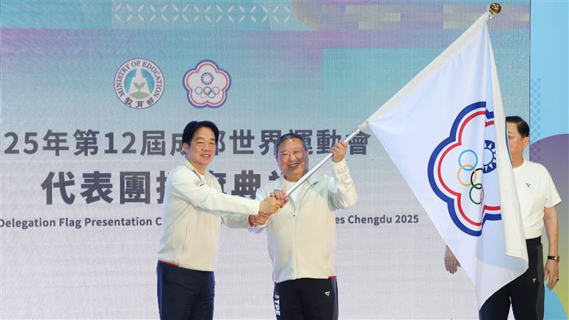 2025年第12屆成都世界運動會代表團授旗典禮,總統賴清德親自出席授旗給本屆代表團團長林鴻道。(圖/中央社)