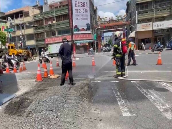 彰化工人挖斷管線,瓦斯外洩緊急灑水警戒。(圖/翻攝畫面)