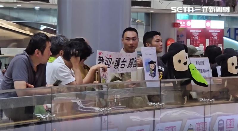接機超人24小時輪班到機場為返國超人接機。(圖/翻攝畫面)