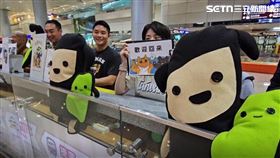 ▲接機超人24小時輪班到機場為返國超人接機。（圖／翻攝畫面）