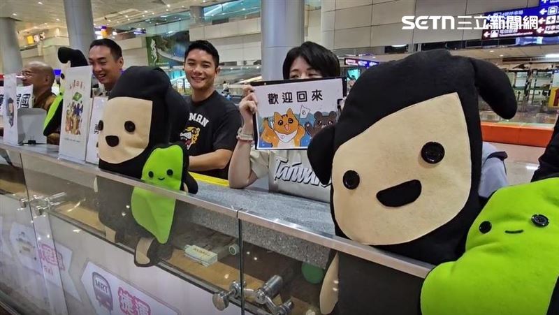 接機超人全天輪班！台灣囡仔返台罷免爆哭