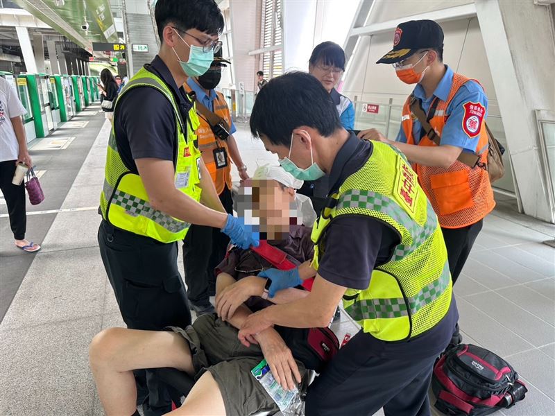 老翁路倒後緊急送醫治療,所幸無大礙。(圖/翻攝畫面)