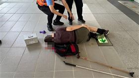 台中76歲視障翁等捷運　突路倒撞頭急送醫