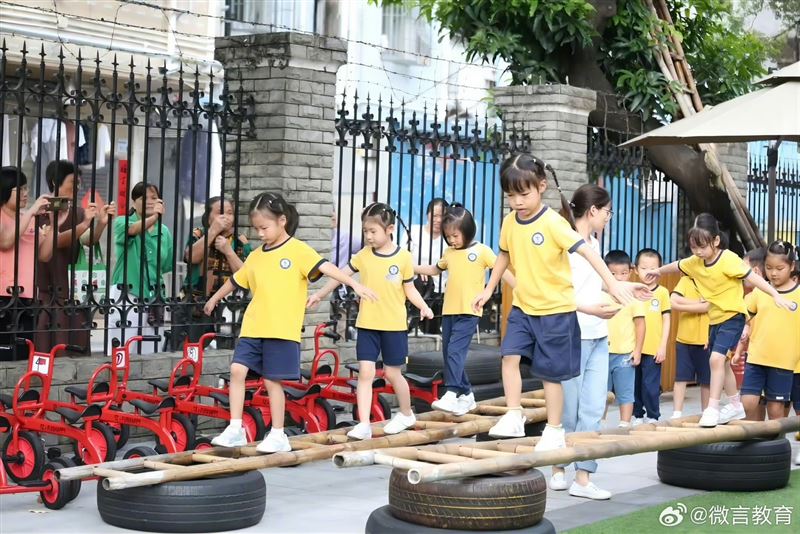 從2020年到2024年短短四年間,中國全國幼兒園數量減少了四分之一。(圖/翻攝自中國教育部官方微博 @微言教育)