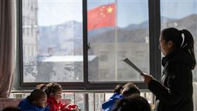 ▲從1979年開始延續數十年的「一胎化政策」，讓中國現在成為人口下降速度最快的國家之一。（圖／翻攝自中國教育部官方微博 @微言教育）