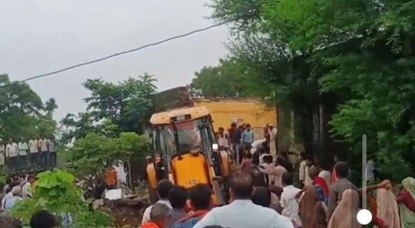 印度校舍建築年久失修,疑似因連日大雨導致結構鬆動倒塌,壓住許多學童。(圖/翻攝X)