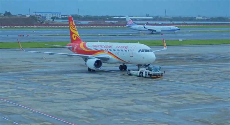 香港航空今(25日)降落桃園機場時滑錯跑道,與海南航空班機「頭對頭」。(圖/翻攝畫面)
