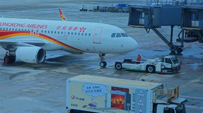 拖車推著香港航空「倒退嚕」到空橋。(圖/翻攝畫面)