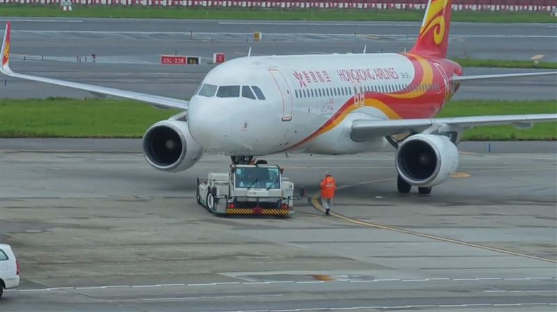 疑塔台指令不清，香港航空轉錯方向，最後由拖車推回空橋。（圖／翻攝畫面）