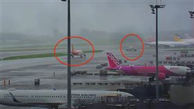 香港航空,頭對頭,跑道,降落（圖／翻攝自Taoyuan Airport）