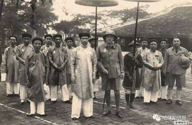 越南末代傀儡皇帝親政後視察各地,法國殖民者全程監控。(圖/翻攝自維基百科)