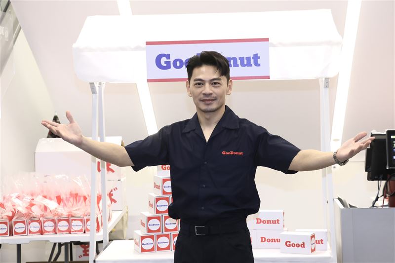 阿Ken砸百萬在台北車站商圈開甜甜圈「GooDonut」,造成排隊旋風。(圖/記者鄭孟晃攝影)