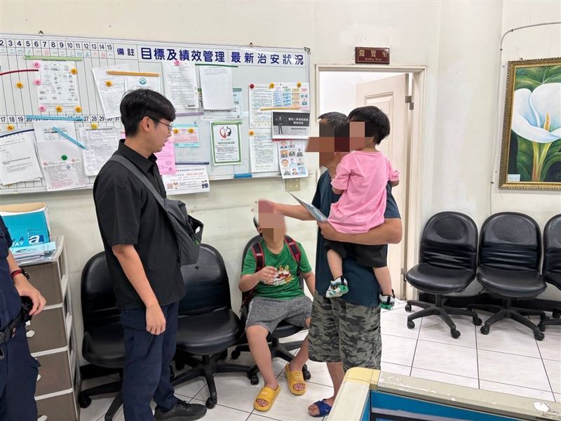 男童因不小心弄丟作業本怕被父親責罵,獨自離家在三和路徘徊。(圖/讀者提供)