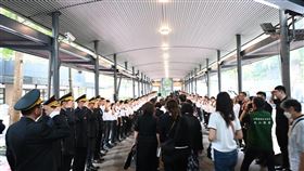 吳恩碩今（25）日告別式，現場人員起身敬禮，場面相當肅穆。（圖／翻攝畫面）