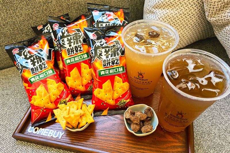 【COMEBUY x 喜年來】夏季酸爽聯名展開!購買「話梅冰綠+話梅檸檬綠」雙杯組,即贈新品「爽辣V餅乾-青花椒口味」,嗆辣回甘一次滿足!(圖/業者提供)