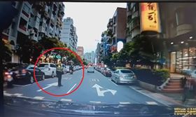 行車紀錄器，未禮讓行人，開車壓力大。（圖／翻攝自Wowtchout - 地圖型行車紀錄器分享平台IG帳號）