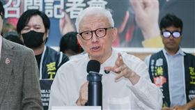 全國罷免團隊記者會，包括：台灣經濟民主連合智庫召集人賴中強、北社社長、台灣醫師聯盟理事長羅浚晅、台灣基督長老教會濟南教會黃春生、財經評論專家徐嶔煌、台北市議員苗博雅、反共護台志工聯盟 三號志工曹興誠（曹董）（圖／記者楊士誼攝影）