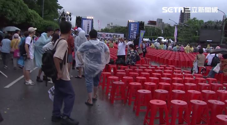藍白反罷方現場，圖為5點半左右的集結狀況。（圖／翻攝畫面）