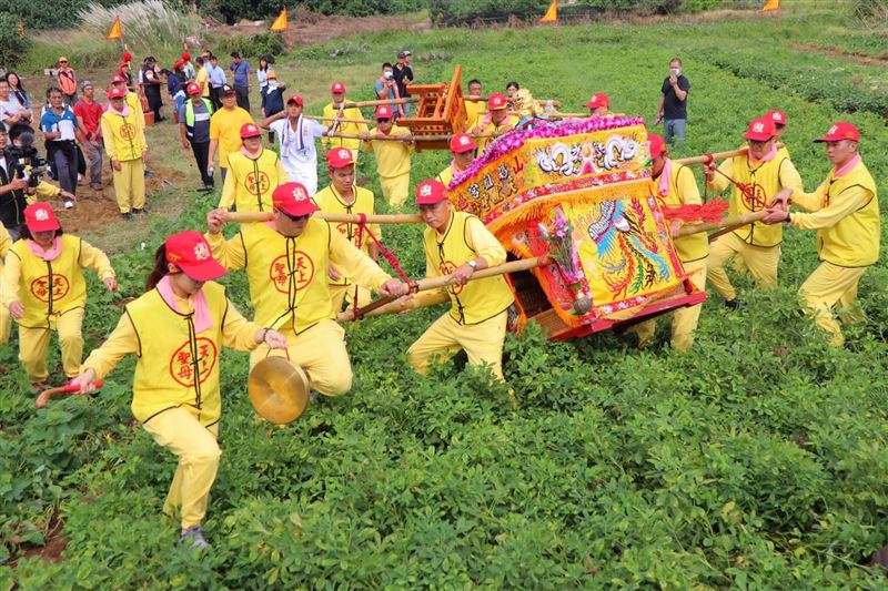 山邊媽祖於2020年聖擇萬年廟地，在花生田起舞。（圖／翻攝自財團法人苗栗縣山邊媽祖宮臉書社團）
