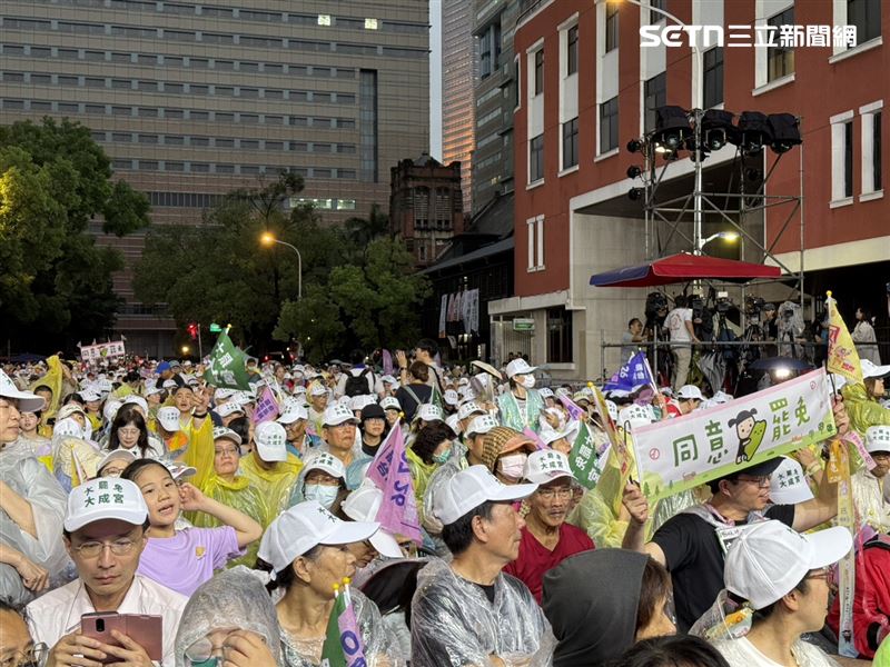 反共護台志工聯盟25日於濟南路舉辦「為民主守夜 公民集氣」晚會。(圖/記者劉秀敏攝影)