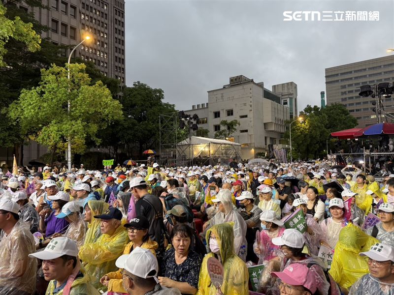 反共護台志工聯盟25日於濟南路舉辦「為民主守夜 公民集氣」晚會。(圖/記者劉秀敏攝影)