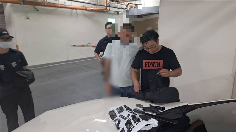 警方在現場查出槍械及毒品。(圖/翻攝畫面)