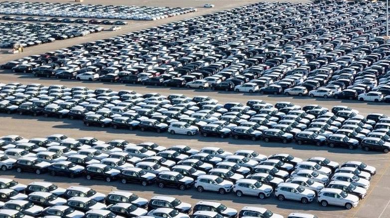 我國總經受惠AI拉動出口，不過民間消費、零售下滑、進口出交車遞延。（圖／翻攝自BMW官網）